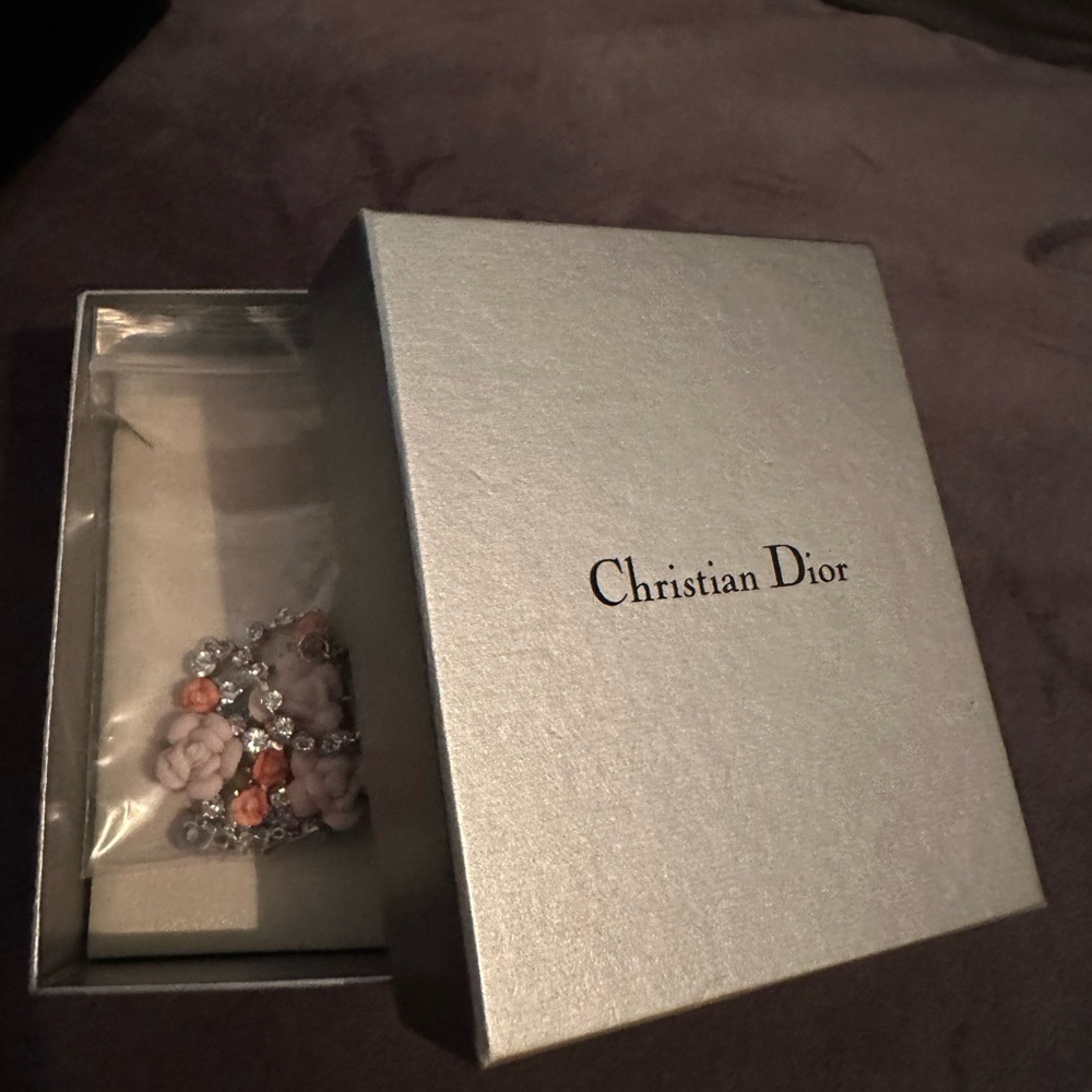 🔥EUC Christian Dior floral bracelet approximately 8” no￼stones missing +box🔥 - Picture 10 of 11
